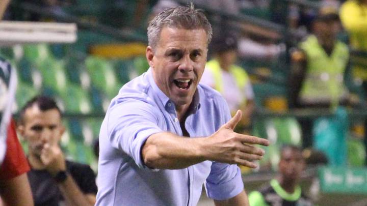 Lucas Pusineri dirigiendo al Deportivo Cali en partido por la Liga Águila
