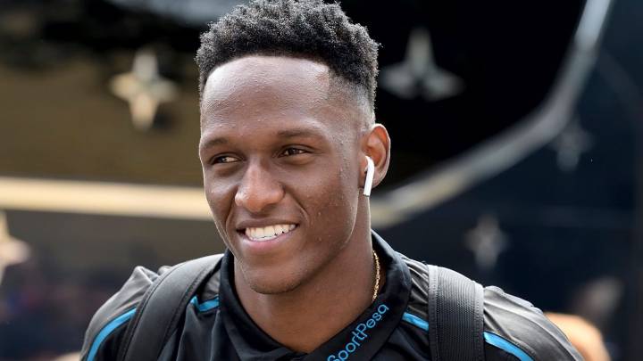Yerry Mina llega al estadio previo a un partido de Everton en la Premier League