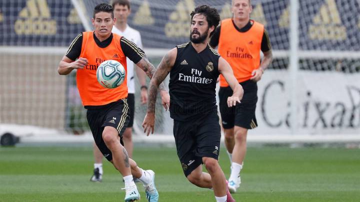 Napoli va por James y Llorente