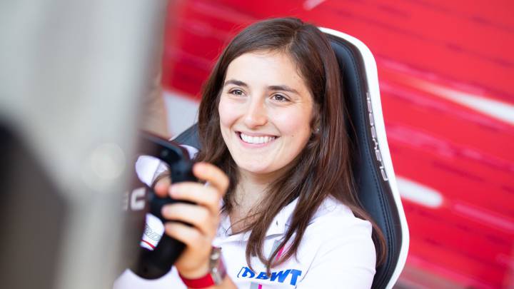 Tatiana Calderón durante una sesión de entrenamiento con su equipo Alfa Romeo
