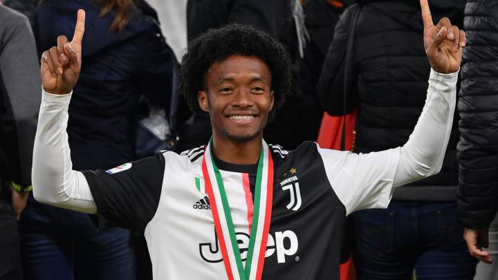 Juan Guillermo Cuadrado celebra el título de la Serie A con Juventus en la temporada 2018/2019