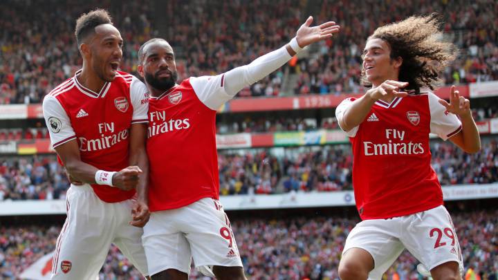 Aubameyang y Lacazette celebran un gol en partido por la Premier League