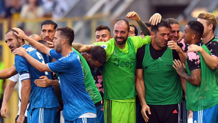Los jugadores de Juventus festejan el gol de Chiellini que les dio el triunfo ante Parma 1-0 en la Serie A