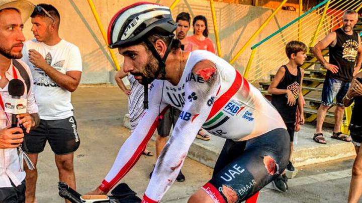 Fernando Gaviria y sus compañeros del UAE Team Emirates sufrieon una caída en la primera etapa de la Vuelta a España