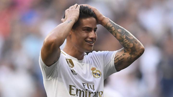 James Rodríguez se lleva las manos a la cabeza tras rematar al arco en su regreso a Real Madrid luego de dos años