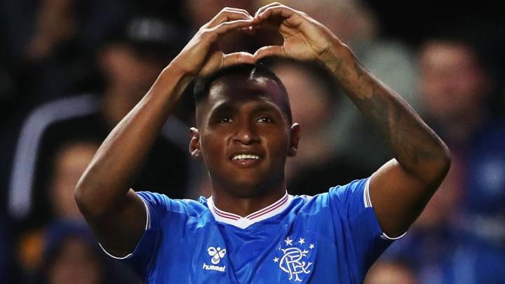 Alfredo Morelos festeja un gol con Rangers en la Liga de Escocia