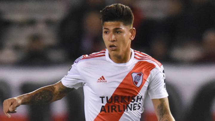 Jorge Carrascal, en partido con River Plate por la Superliga Argentina