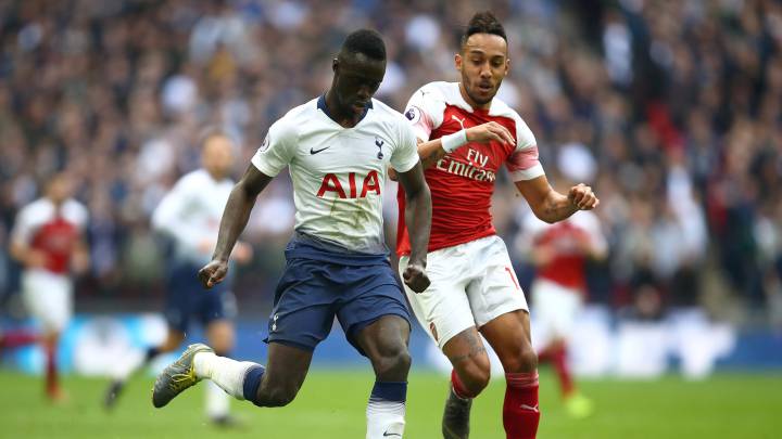 Davinson Sánchez y Aubameyang en un partido entre Tottenham y Arsenal por Premier League.