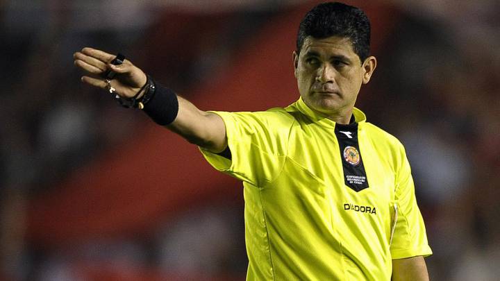 Óscar Julián Rúiz dirigiendo un partido en un torneo Conmebol