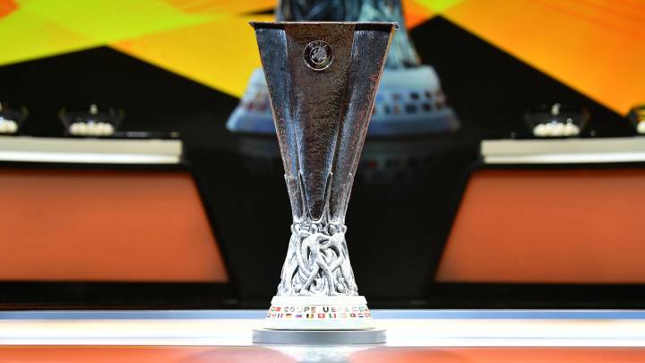Trofeo de la Europa League durante el sorteo de la fase de grupos 2019/2020