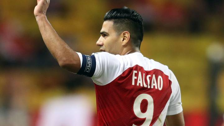 Falcao saluda a los hinchas de Mónaco tras un gol en la Liga de Francia