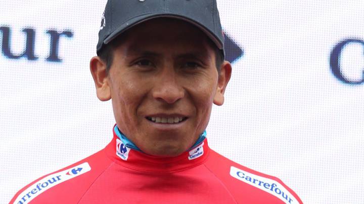 Nairo Quintana recibe el premio y la camiseta de líder parcial en La Vuelta