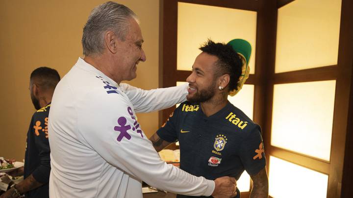Neymar y Tite en el primer día de entrenamiento de Brasil antes de enfrentar a Colombia en juego amistoso