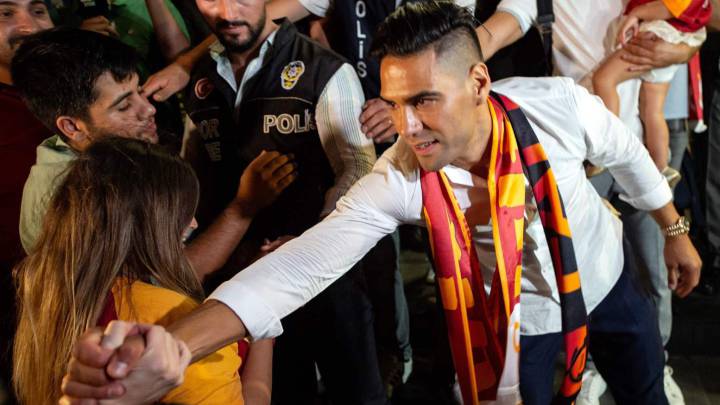 Falcao saluda a los hinchas de Galatasaray en su llegada Estambul