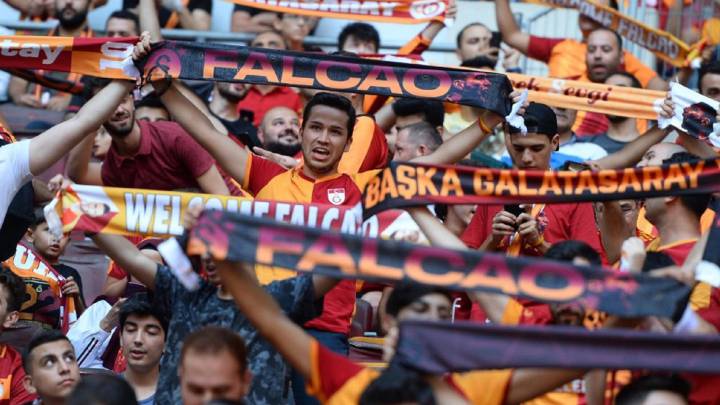 Falcao y su presentación en el Telekom Arena y las redes enloquecieron