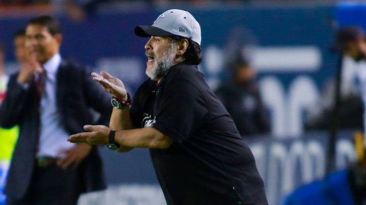 Diego Maradona dirigiendo en la Liga de México