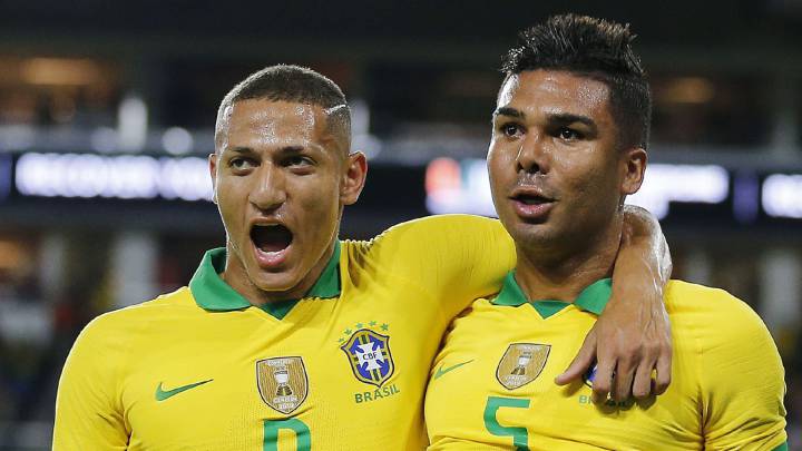 Casemiro y Richarlison celebran el primer gol de Brasil en el empate 2-2 ante Colombia