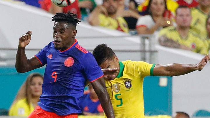 Duván Zapata pelea un balón aéreo con Casemiro