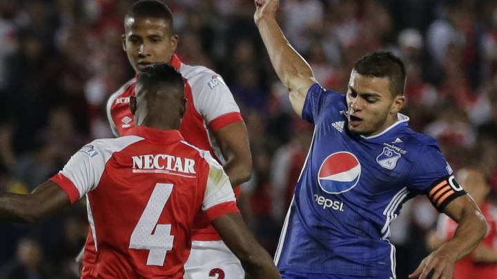 Duque intenta quitarle el balón a Arboleda en un clásico bogotano por la Liga Águila