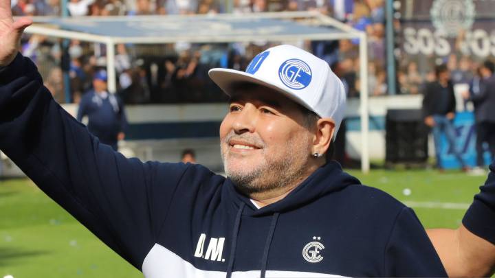 Diego Armando Maradona saluda a los hinchas de Gimnasia y Esgrima de La Plata durante su presentación como nuevo técnico
