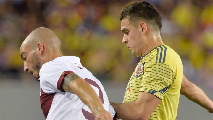 Rafael Santos Borré intenta recuperar una pelota en el amistoso entre la Selección Colombia y Venezuela
