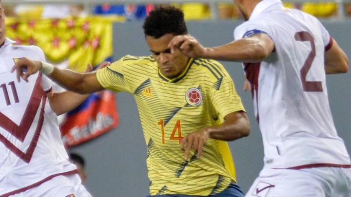 Luis Díaz intenta superar a dos rivales en el amistoso entre la Selección Colombia y Venezuela