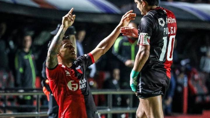 Wilson Morelo celebra un gol con Colón