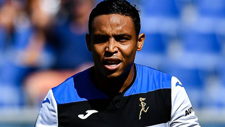 Luis Muriel celebra un gol de penal en el partido entre Atalanta y Genoa por la Serie A