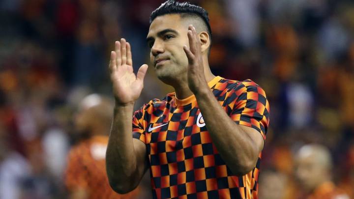 Falcao García saluda a los hinchas de Galatasaray previo a un juego por la Liga de Turquía