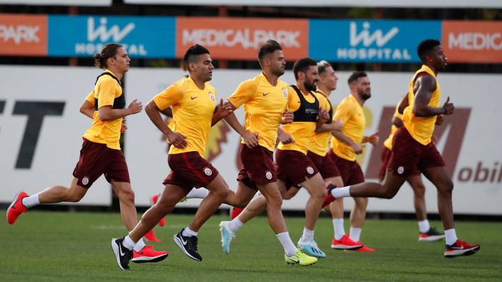 Falcao García junto a sus compañeros en un entrenamiento del Galatasaray.