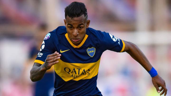 Sebastián Villa maneja la pelota en partido de Boca Juniors por la Liga Argentina