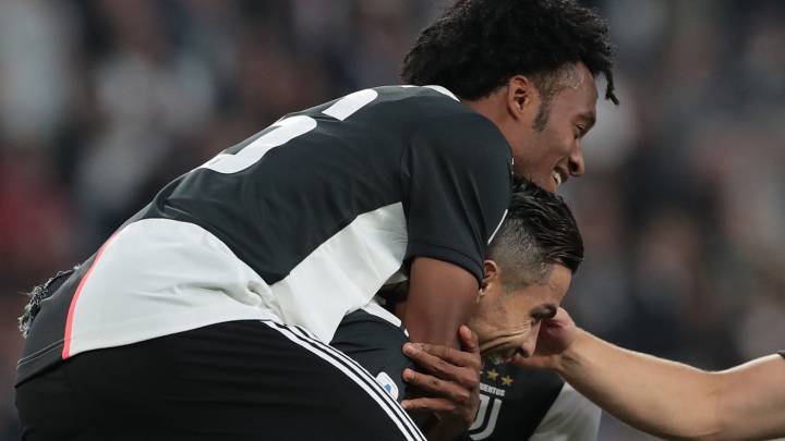 Juan Guillermo Cuadrado celebra con Cristiano el gol de Juventus