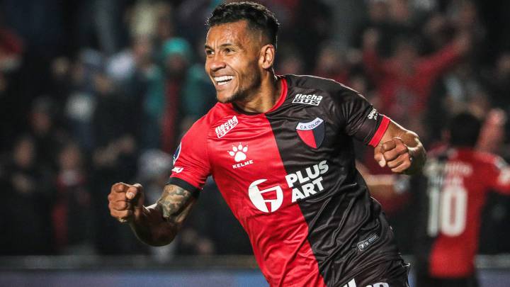 Wilson Morelo celebra un gol con Colón de Santa Fe