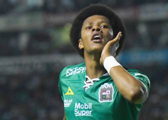 Yairo Moreno le anota a Camilo Vargas en el León - Atlas