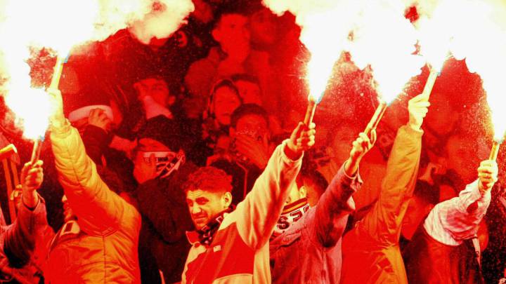 Hinchas en el clásico Galatasaray y Fenerbahce, el gran derbi turco