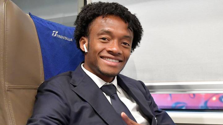Juan Guillermo Cuadrado en un viaje de Juventus para un partido de la Serie A