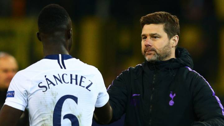 Davinson Sánchez con Mauricio Pochettino en Tottenham