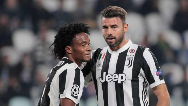 Juan Guillermo Cuadrado y Andrea Barzagli en la Juventus de Italia
