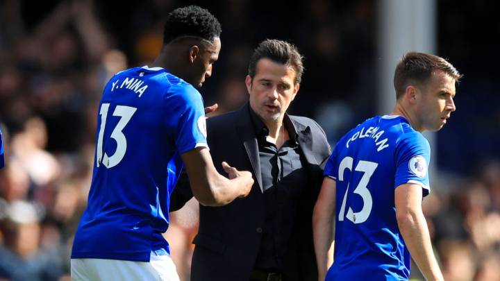 Yerry Mina y Marco Silva en partido de Everton por la Premier League
