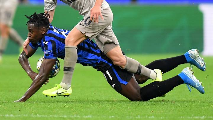 Duván Zapata ante Shakhtar Donetsk en Champions
