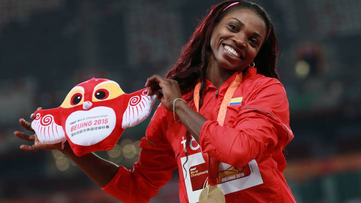 Caterine Ibargüen con la medalla de oro que ganó en el Mundial de Atletismo 2015