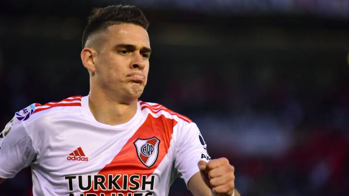 Rafael Santos Borré celebrando un gol con River Plate ante Patronato por Superliga Argentina.