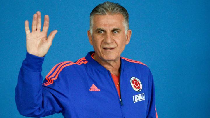 Carlos Queiroz saluda a los periodistas antes de iniciar una rueda de prensa de la Selección