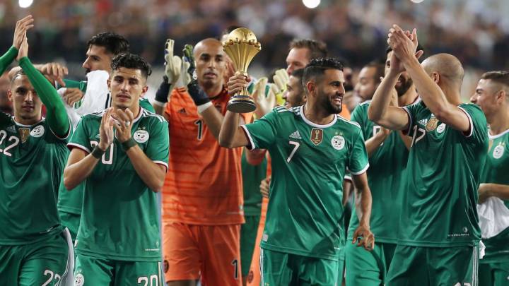 Selección Argelia presenta el trofeo de la Copa de África ante sus aficionados