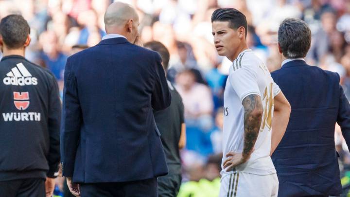 James Rodríguez habla con Zidane tras un partido de Real Madrid