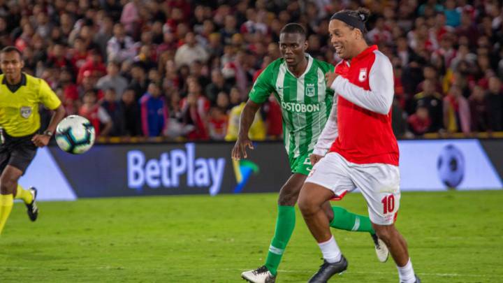 Ronaldinho en el juego entre Santa Fe y Nacional en El Campín.