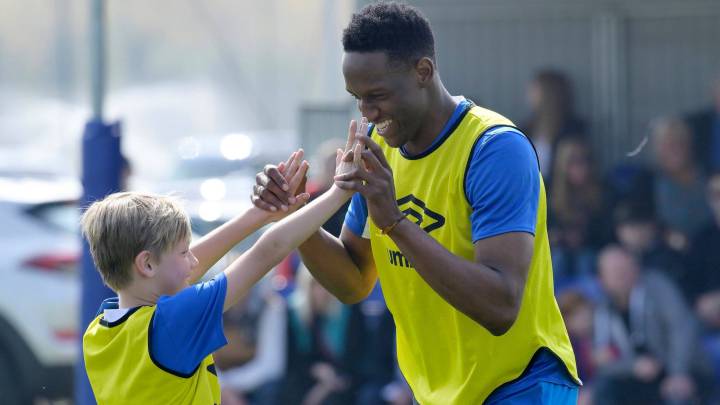 Yerry Mina junto a un niño de las divisiones menores de Everton