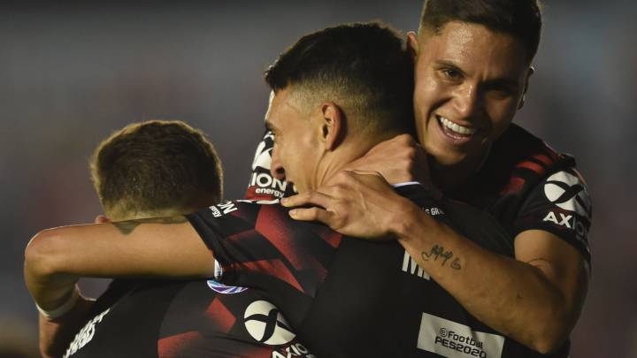 Juan Fernando Quintero celebra un gol con River Plate ante Arsenal
