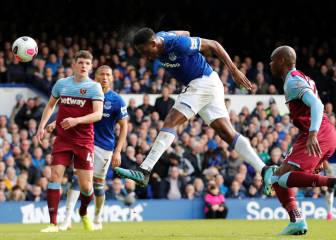 Mina, ovacionado en triunfo del Everton pero termina golpeado