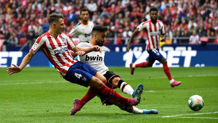 Santiago Arias durante el partido entre Atlético de Madrid y Valencia por LaLiga.